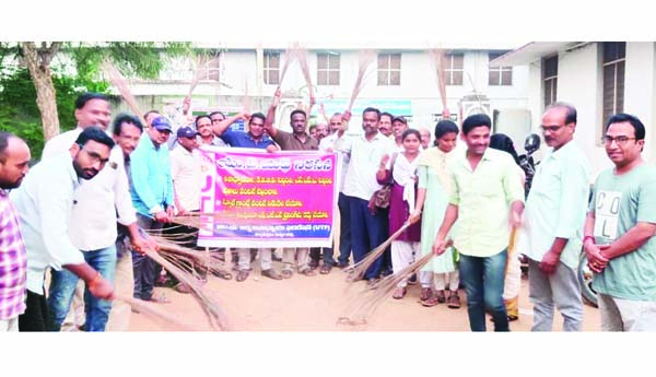 జీతాల కోసం ఉపాధ్యాయుల నిరసన