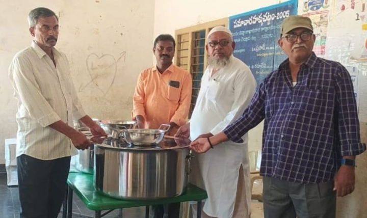 పాఠశాలలకు వంట పాత్రలు పంపిణీ