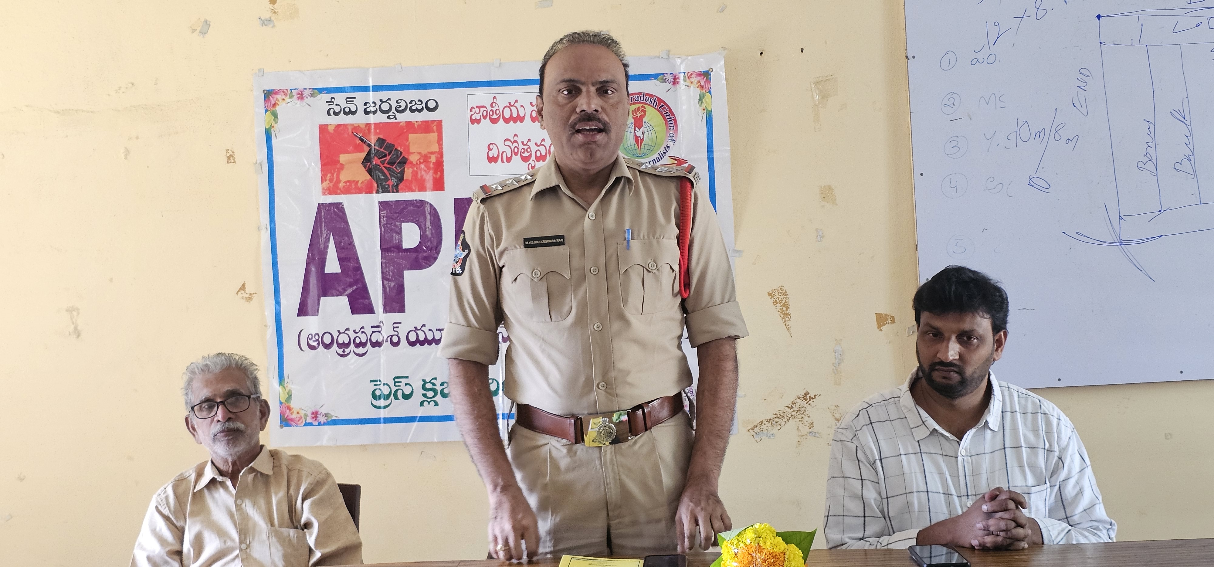 సమాజంలో 'జర్నలిజం' ప్రముఖమైనది : సిఐ