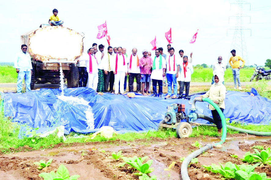 నష్టపోయిన రైతులను ప్రభుత్వం ఆదుకోవాలి