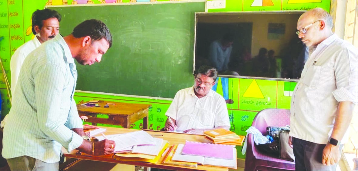 పాఠశాలల్లో ఎంఇఒ తనిఖీలు