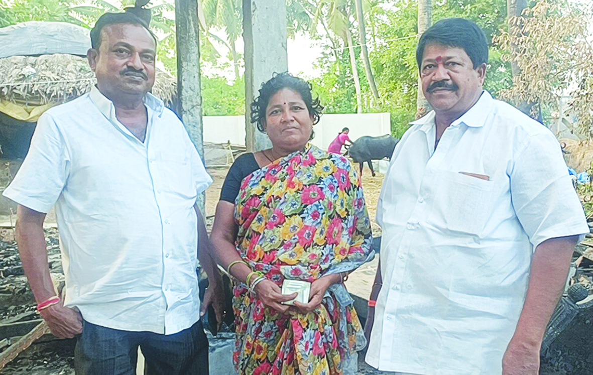 అగ్ని ప్రమాద బాధితురాలికి ఆర్థిక సాయం
