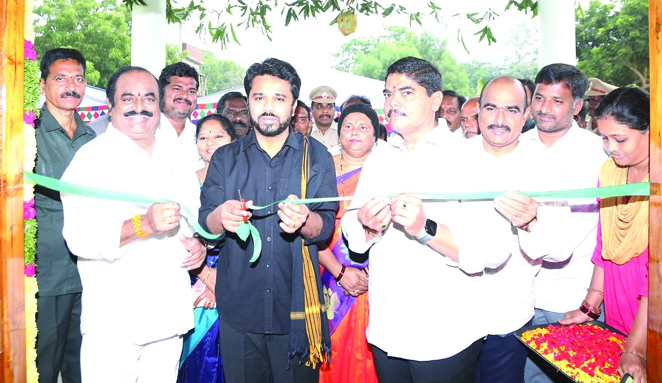 అభివృద్ధి పనులకు దాతల సహకారం అవసరం : కలెక్టర్‌