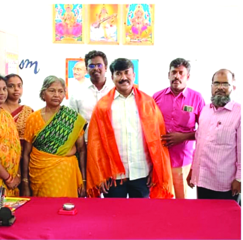 పేద విద్యార్థులకు సాహో ఫౌండేషన్‌ అండ