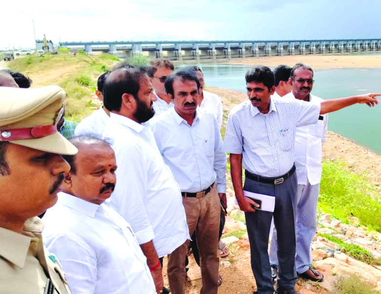 సంగం బ్యారేజీ పరిశీలన