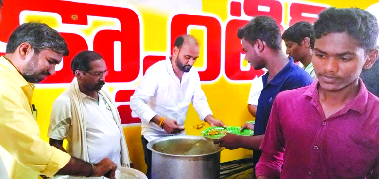 స్వీట్లు పంపిణీ