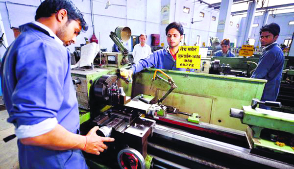 కార్పొరేట్లకు సులభతర వ్యాపారం.. కార్మికులకు హైర్‌ అండ్‌ ఫైర్‌ 