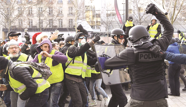 పోలీసు రాజ్యం దిశగా ఫ్రాన్స్‌ స్వేచ్ఛ కోసం వీధుల్లోకి జనం!