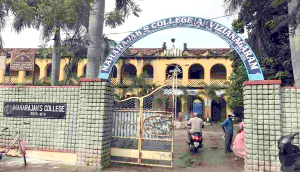 ఎం.ఆర్‌ కళాశాలకు పొంచివున్న ప్రమాదం