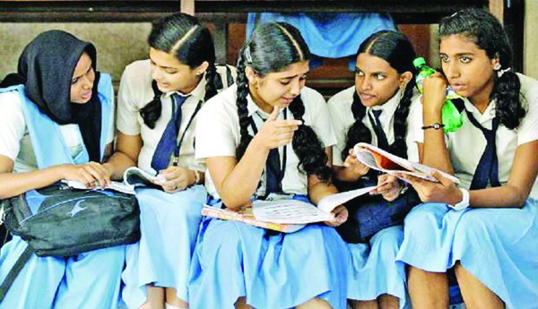 స్త్రీలను కించపరిచిన పాఠ్య గ్రంథాలు