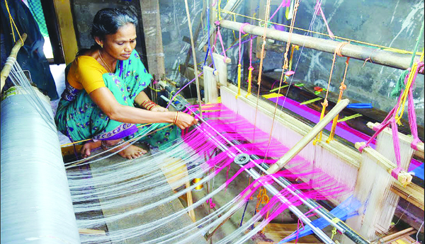 తీవ్ర సంక్షోభంలో చేనేత రంగం