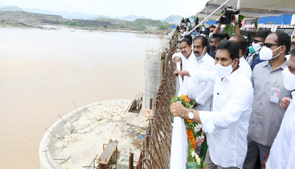 నిర్వాసితుల ఇళ్ల నాణ్యత ముఖ్యం..పోలవరం పర్యటనలో సిఎం జగన్మోహన్‌రెడ్డి