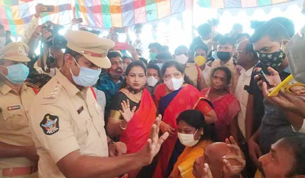 రౌతులపూడిలో ఉద్రిక్తత.. టిడిపి బృందాన్ని అడ్డుకున్న పోలీసులు!