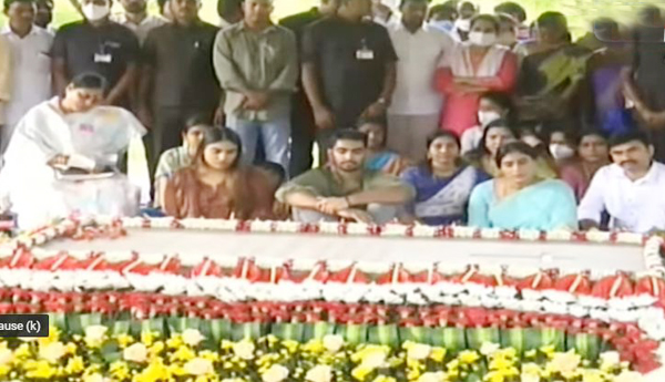 వైఎస్‌ఆర్‌ కు విజయమ్మ, షర్మిల నివాళులు