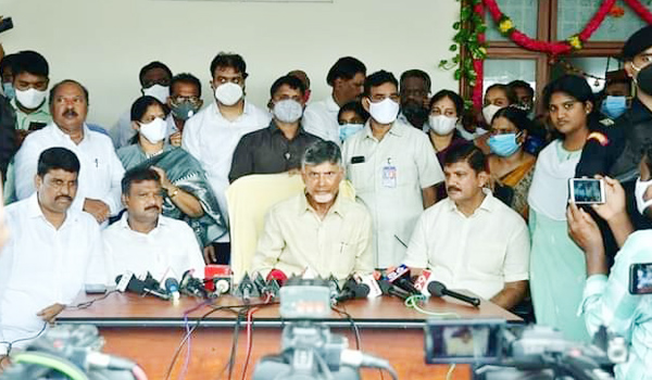 పంచాయతీల నిర్వీర్యానికే సచివాలయాలు : చంద్రబాబు