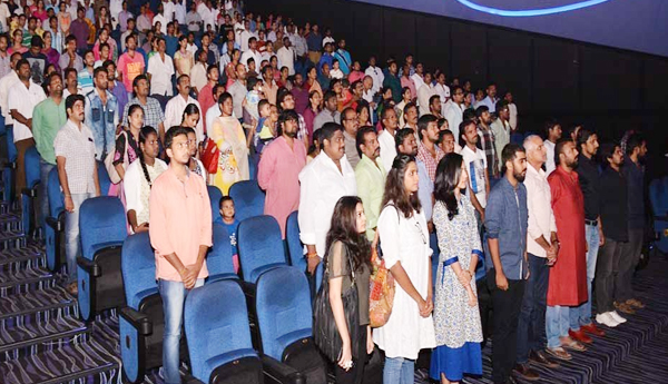 జాతీయ గీతం ప్రసారమవుతుండగా నిలబడకపోతే నేరం కాదు : జెకె హైకోర్టు