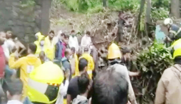 మహారాష్ట్రలో కొండచరియలు విరిగిపడి 12 మంది మృతి