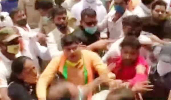 యుపిలో ఎన్నికల హింస.. బిజెపిలోని రెండు గ్రూపుల మధ్య ఘర్షణ!