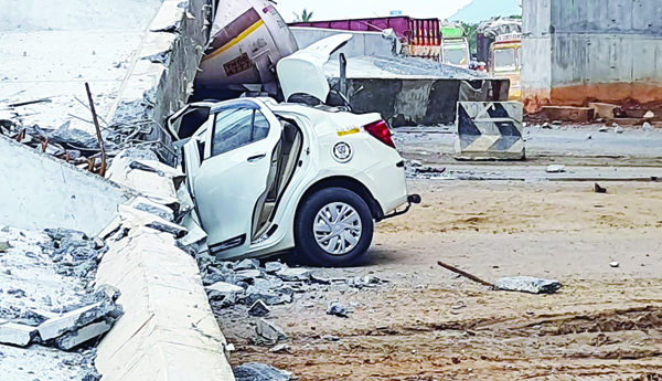 కూలిన ఫ్లైఓవర్‌ సైడ్‌ బీమ్‌