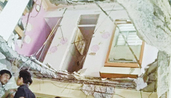 Chennai :  నిద్రిస్తున్న రైతులపైకూలిన పాతభవనం : ముగ్గురు మృతి