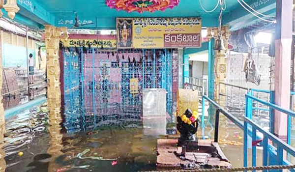 నీట మునిగిన గండి పోచమ్మ గుడి.. విహారయాత్రకు మళ్లీ బ్రేక్‌..!