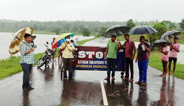 ఉప్పొంగుతోన్న గోదారి.. తెలంగాణ, ఛత్తీస్‌గఢ్‌ బోర్డర్‌ మూసివేత..!