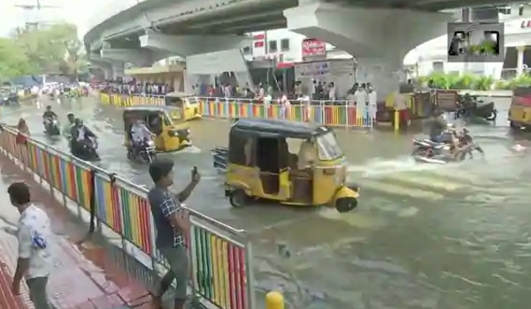 హైదరాబాద్‌లో భారీ వర్షం.. రోడ్లన్నీ జలమయం!