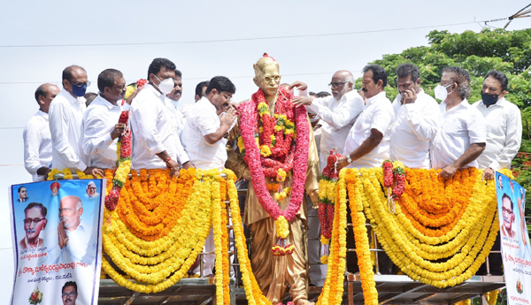 ఏడాదిలో జాషువా కళాపీఠం : మంత్రి సురేష్‌