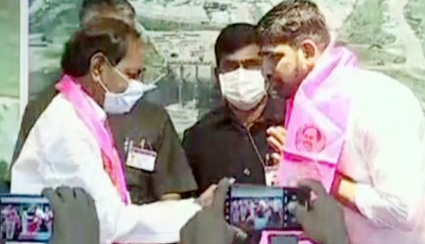 కారెక్కిన కౌశిక్‌.. కెసిఆర్ స‌మ‌క్షంలో టిఆర్ఎస్‌లో చేరిక‌..!