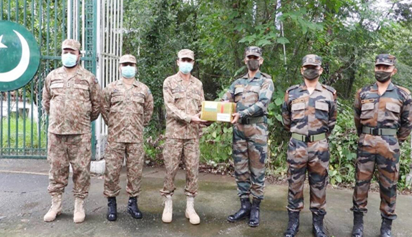 ఈద్‌ స్వీట్లు పంచుకున్న భారత్‌, పాక్‌ ఆర్మీ