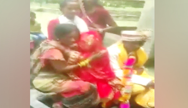 పడవలోనే పెళ్లి చేసుకున్న ఓ జంట