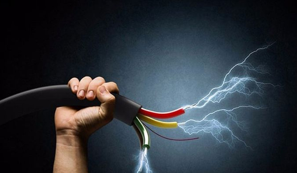 విద్యుదాఘాతంతో ఒకే ఇంట్లో ఆరుగురి మృతి