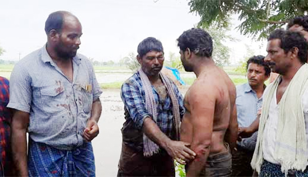 ముగ్గురు రైతులపై 100 దాడి! రాజానగరంలో కలకలం!