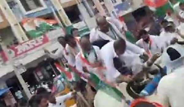 కాంగ్రెస్‌ నిరసన ప్రదర్శనలో అపశృతి.. ఎడ్లబండి నుంచి కిందపడిన మాజీ డిప్యూటీ సిఎం!