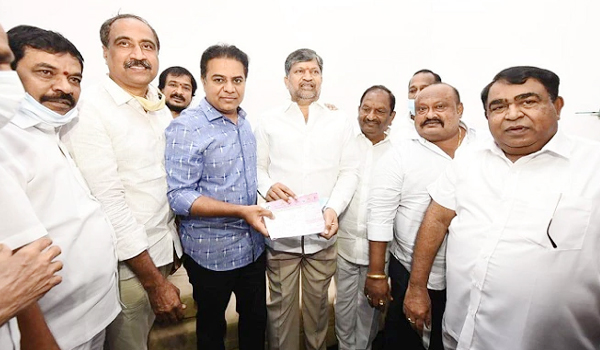 కారెక్కిన రమణ.. టిఆర్‌ఎస్‌ ప్రాథమిక సభ్యత్వాన్ని అందజేసిన కెటిఆర్‌