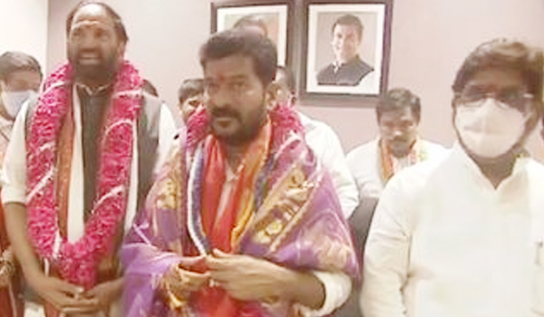 టిపిసిసి బాధ్యతలు చేపట్టిన రేవంత్‌రెడ్డి..