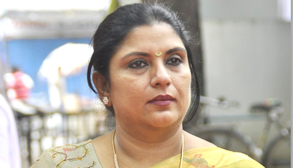 చొక్కాలు మార్చినంత తేలికగా పార్టీలు మారుతున్నారు..! : నటి శ్రీ ప్రియ విమర్శ