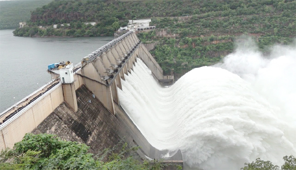శ్రీశైలం జలాశయానికి వరద ఉధృతి