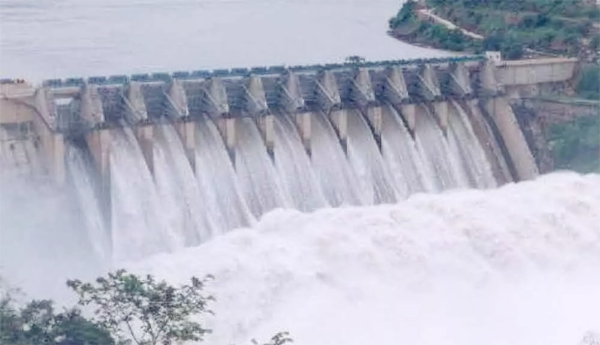 శ్రీశైలం జలాశయానికి వరద ఉధృతి