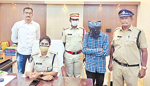 చెల్లిని వంచించి అక్కతో రహస్య వివాహం.. మహా మాయగాడి మోసం..!