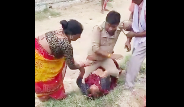 మహిళను కింద పడేసి కొట్టిన ఎస్‌ఐ.. వీడియో వైరల్‌!