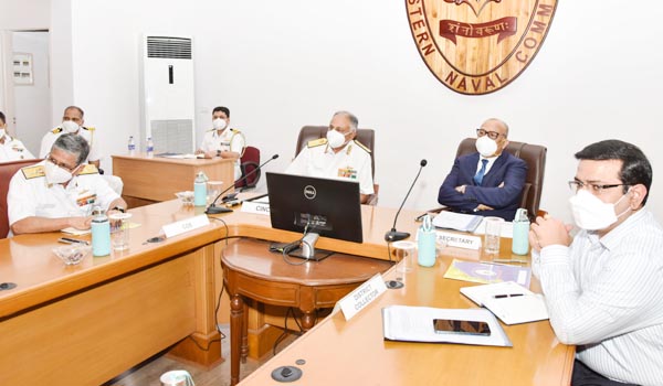 సమీక్షా సమావేశంలో పాల్గన్న రాష్ట్ర ప్రభుత్వ ప్రధాన కార్యదర్శి ఆదిత్యనాథ్‌దాస్‌, తూర్పు నౌకాదళ అధిపతి ఎబి.సింగ్‌ తదితరులు