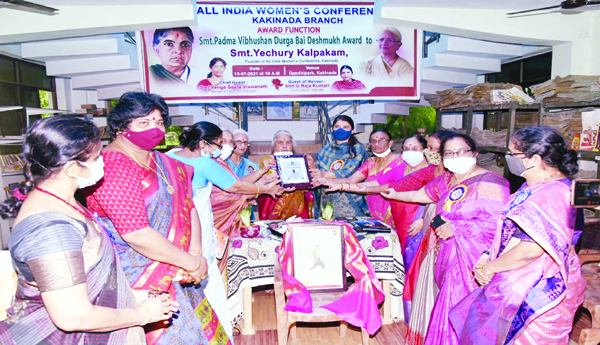 కల్పకమ్‌కు దుర్గాబాయి దేశ్‌ముఖ్‌ అవార్డు ప్రదానం