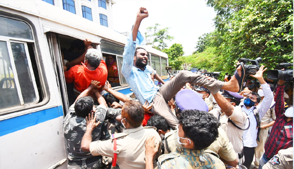 విశాఖ కౌన్సిల్ లో ఆస్తిపన్ను జీవో ఆమోదంకు నిరసన - 100 మంది పైగా అరెస్ట్ 