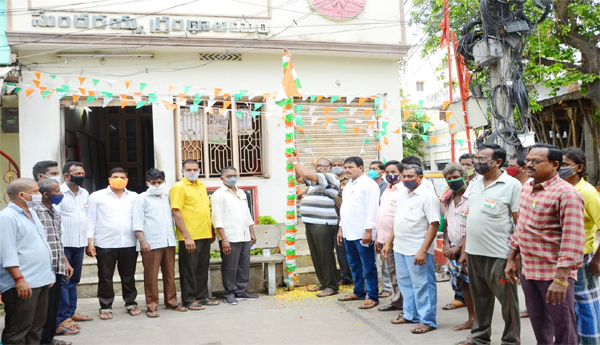 జాతీయ జెండాను ఎగువేసిన సిపిఎం నేతలు