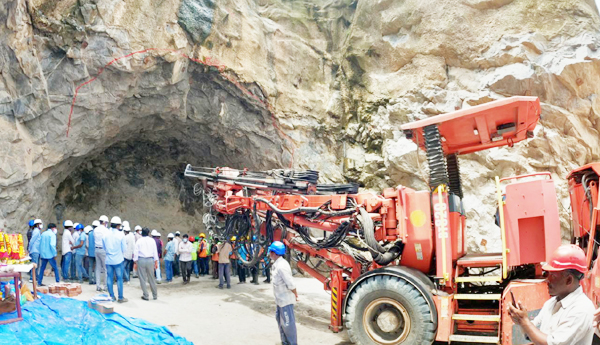 Polavaram : ప్రిజర్వ్‌ టన్నెల్స్‌ తవ్వకం ప్రారంభం.. పోలవరంలో జల విద్యుత్‌ కేంద్రం పనులు ముమ్మరం