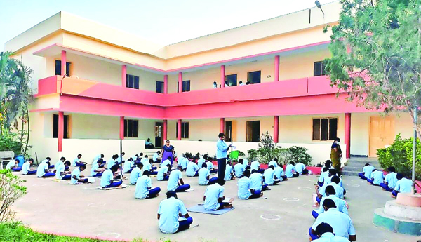 ఎయిడెడ్‌ సంస్థలలో విద్యార్థుల సంగతేమిటి?