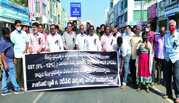 బట్టలపై జిఎస్‌టి బాదుడు
