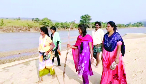 అయినవారు కానరాక...