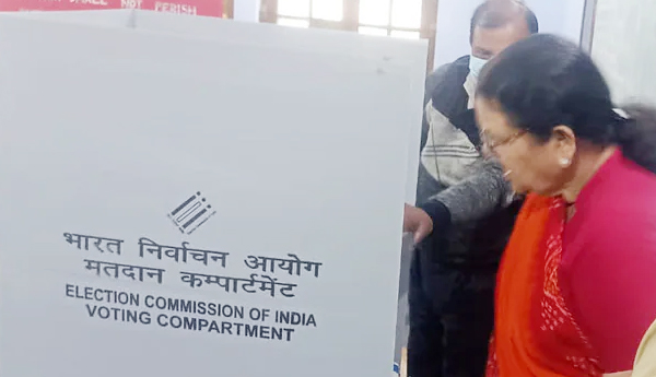 ఓటేసి.. దొరికిపోయిన కాన్పూర్‌ మేయర్‌.. ఏం జరిగిందంటే..?